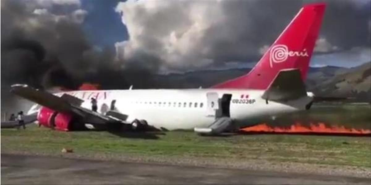 VIDEO Dráma v Peru: Po núdzovom pristátí začalo horieť lietadlo s takmer 150 pasažiermi