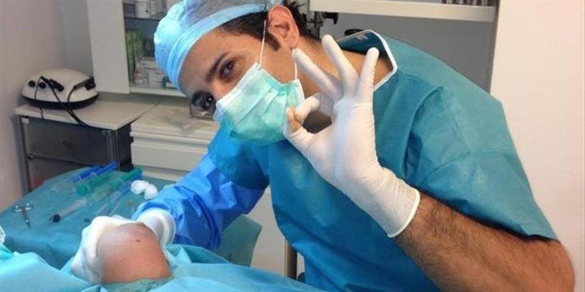 Polícia obvinila kontroverzného plastického chirurga, ktorý zverejňoval fotografie zo zákrokov na internete