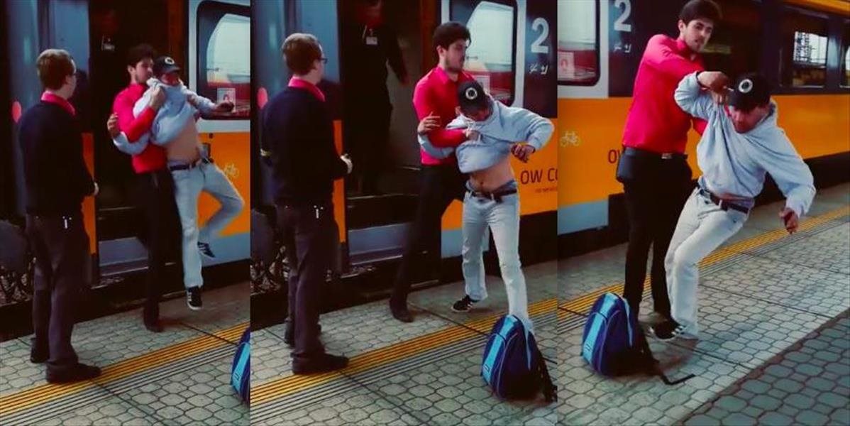 Zamestnanec RegioJetu nemal s čiernym pasažierom žiadne zľutovanie: VIDEO sa stalo hitom internetu