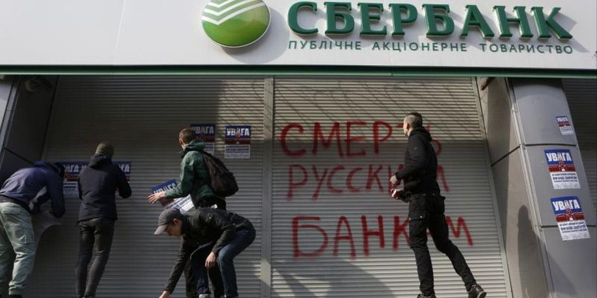 VIDEO Extrémisti z Ukrajiny vyhnali ruskú Sberbank, predáva divízie