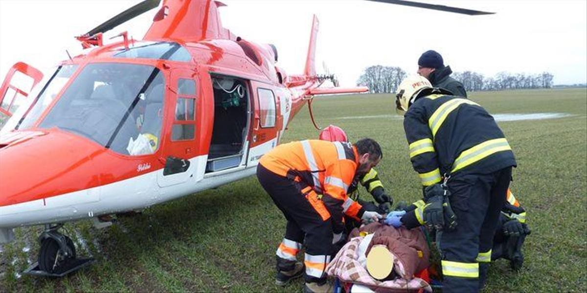 Leteckí záchranári poskytli pomoc pracovníkovi v lese