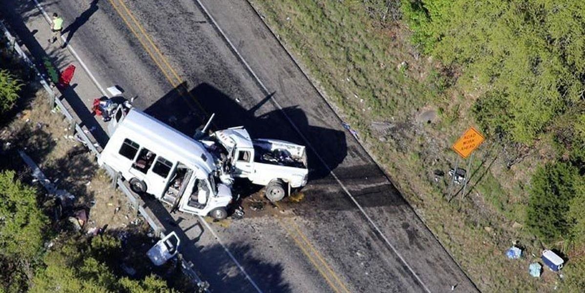 FOTO a VIDEO Tragická zrážka mikrobusu s dodávkou v Texase si vyžiadala 12 mŕtvych