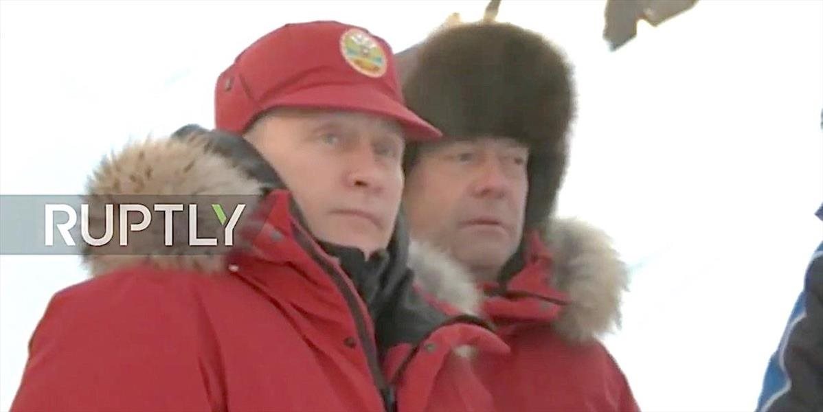 FOTO a VIDEO Putin s Medvedevom navštívili Arktídu: Prudký vietor a mínus 50°C