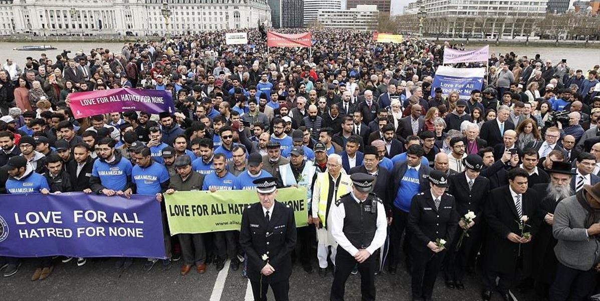 VIDEO a FOTO V Británii si tisíce ľudí uctilo pamiatku obetí teroristického útoku na Westminsterskom moste