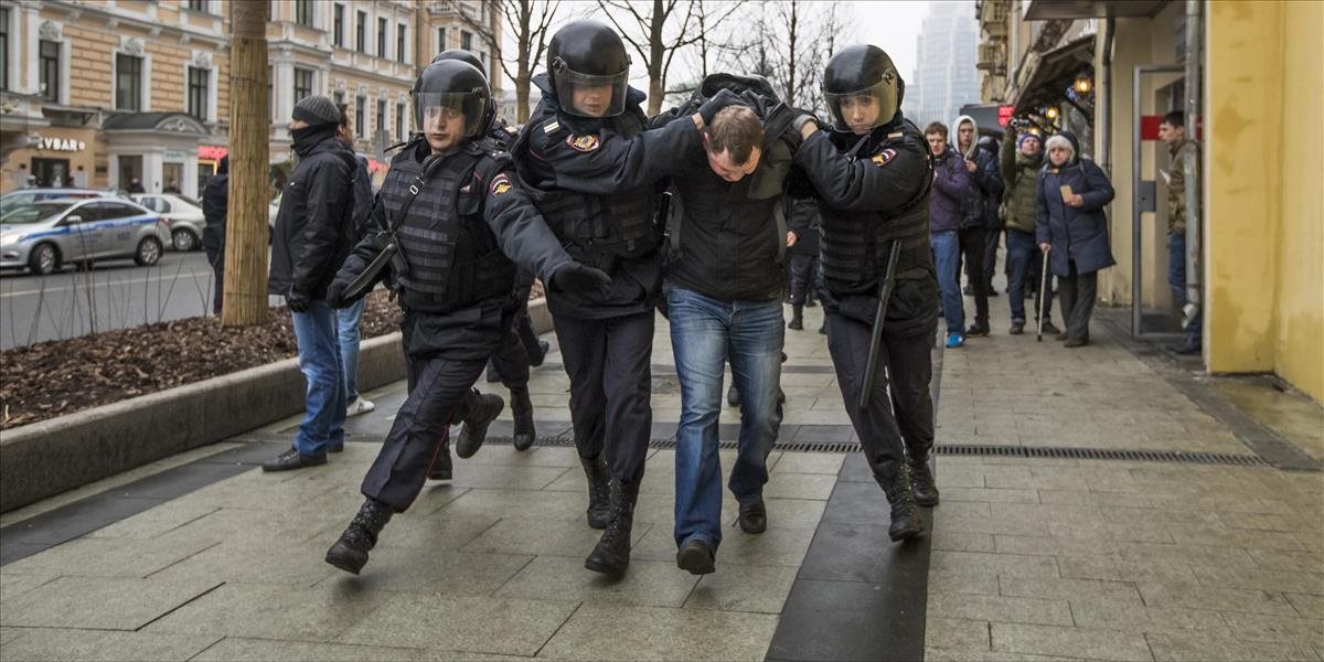 Ruská polícia posilnila hliadky v centre Moskvy, kde dnes bude nepovolený míting
