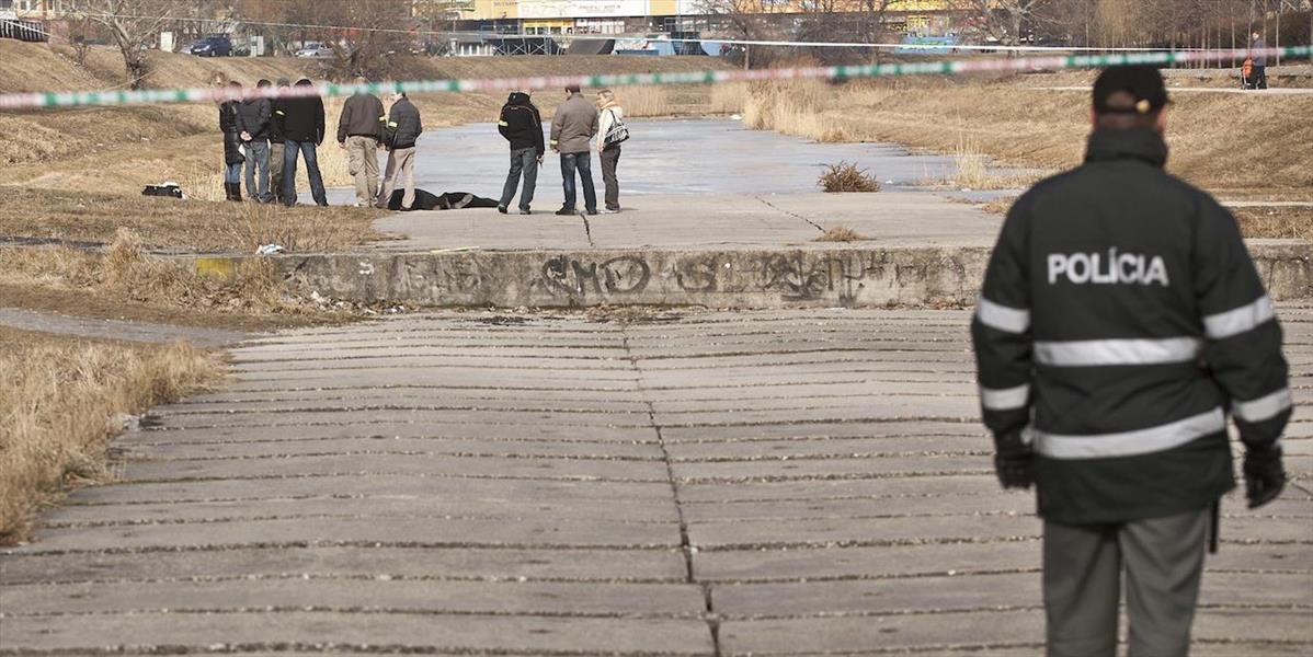 V aute v Košiciach našli mŕtveho muža, v rieke Hornád neznámu mŕtvolu