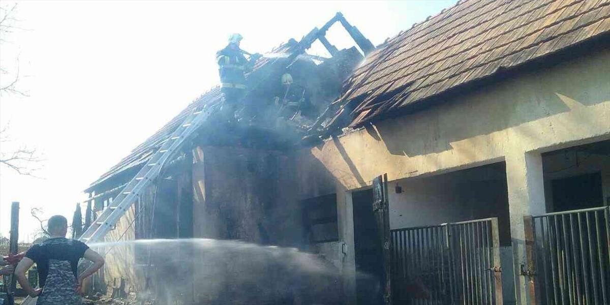 FOTO Vo Veľkých Chyndiciach horel rodinný dom, padajúca strecha zranila jednu osobu