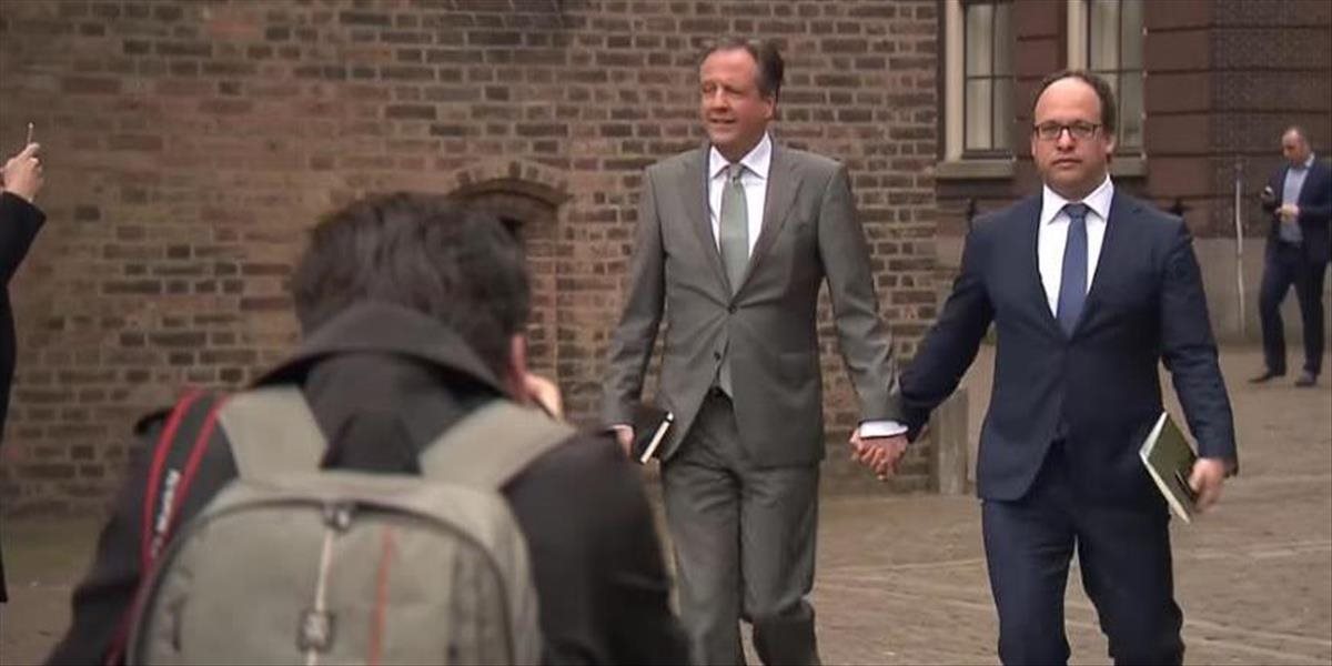 VIDEO Holandskí politici sa po útoku na homosexuálny pár držia za ruky