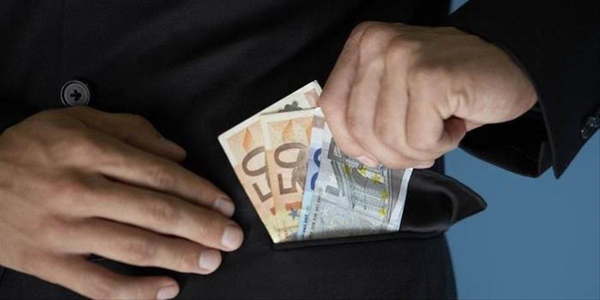 Priemerný dlh slovenského dlžníka vlani klesol na 845 eur