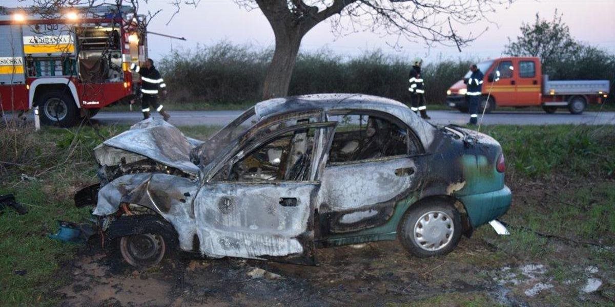 FOTO Hrdina: Mladú vodičku z horiaceho auta zachránil 54-ročný šofér