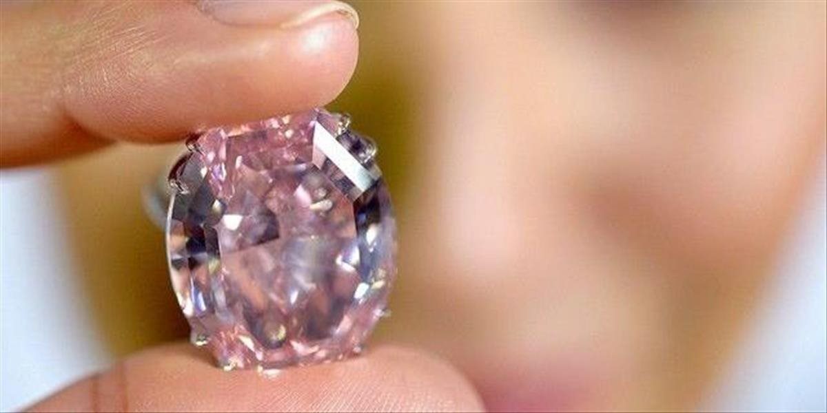 V aukčnom dome Sotheby's vydražili ružový diamant za za rekordných 71,2 milióna dolárov