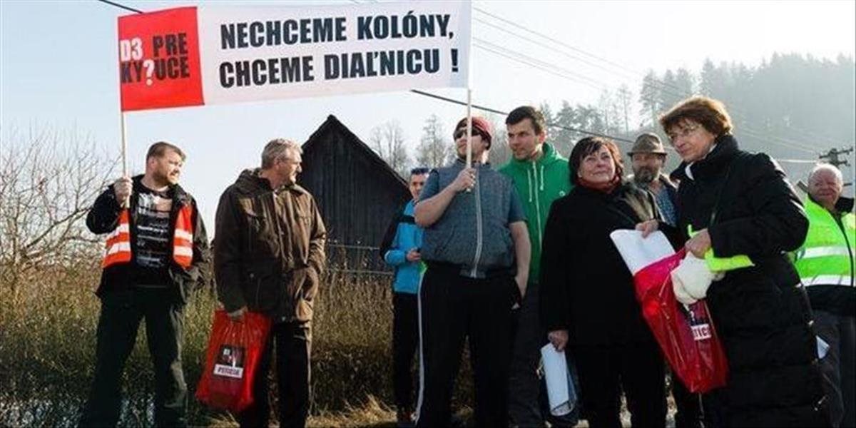 Hodinovým blokovaním cesty na Kysuciach upozornili nespokojní občania na dostavbu diaľnice D3