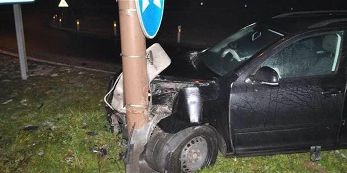 Opitý vodič narazil do štyroch vozidiel, zastavil ho až stĺp verejného osvetlenia