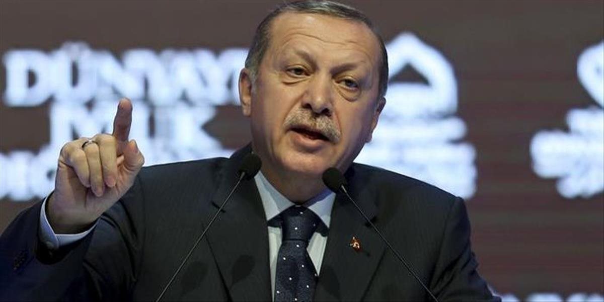Turci žijúci v Holandsku začali hlasovať v kontroverznom referende o rozšírení Erdoganových právomoci
