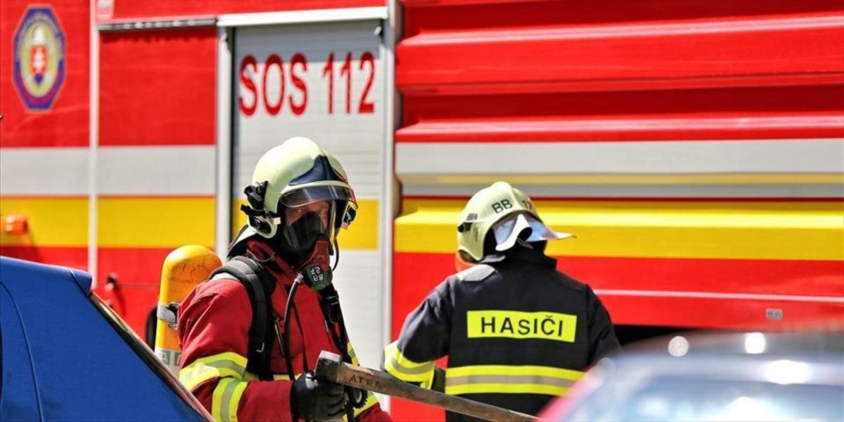 Na Jesenského ulici v Bratislave horí strecha domu, zasahuje až 26 hasičov