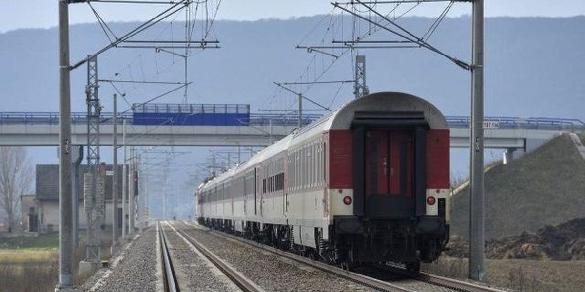 Maďarský rezort diplomacie ocenil prvé dvojjazyčné tabule na železničných staniciach