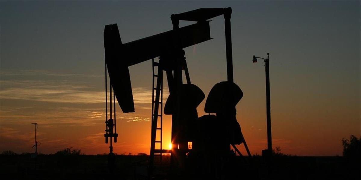 Ceny ropy klesli, cena Brentu však zotrvala nad 54 USD/barel