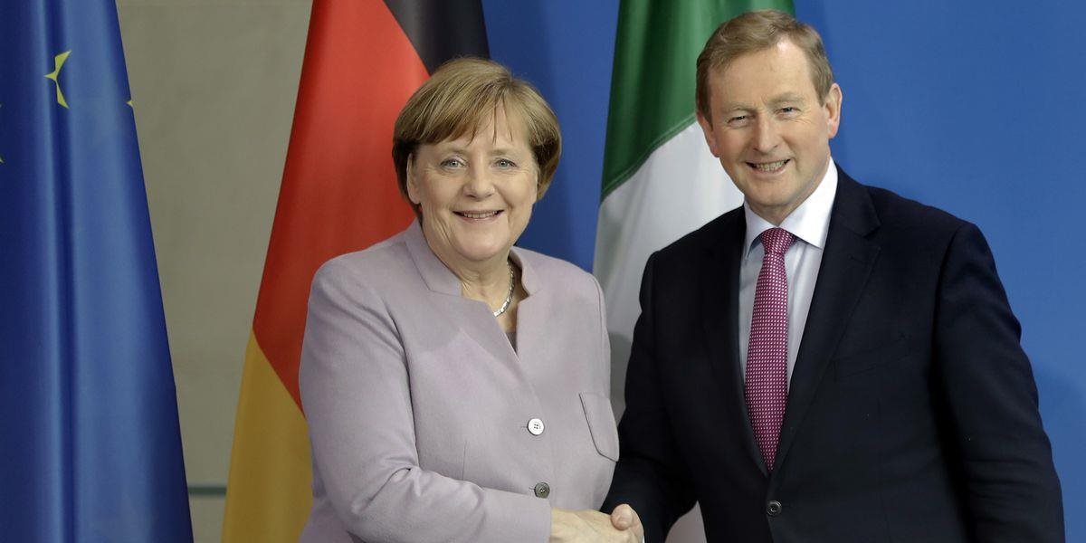 Írsky premiér loboval v Berlíne za benevolentnejšie hranice s Britániou po brexite