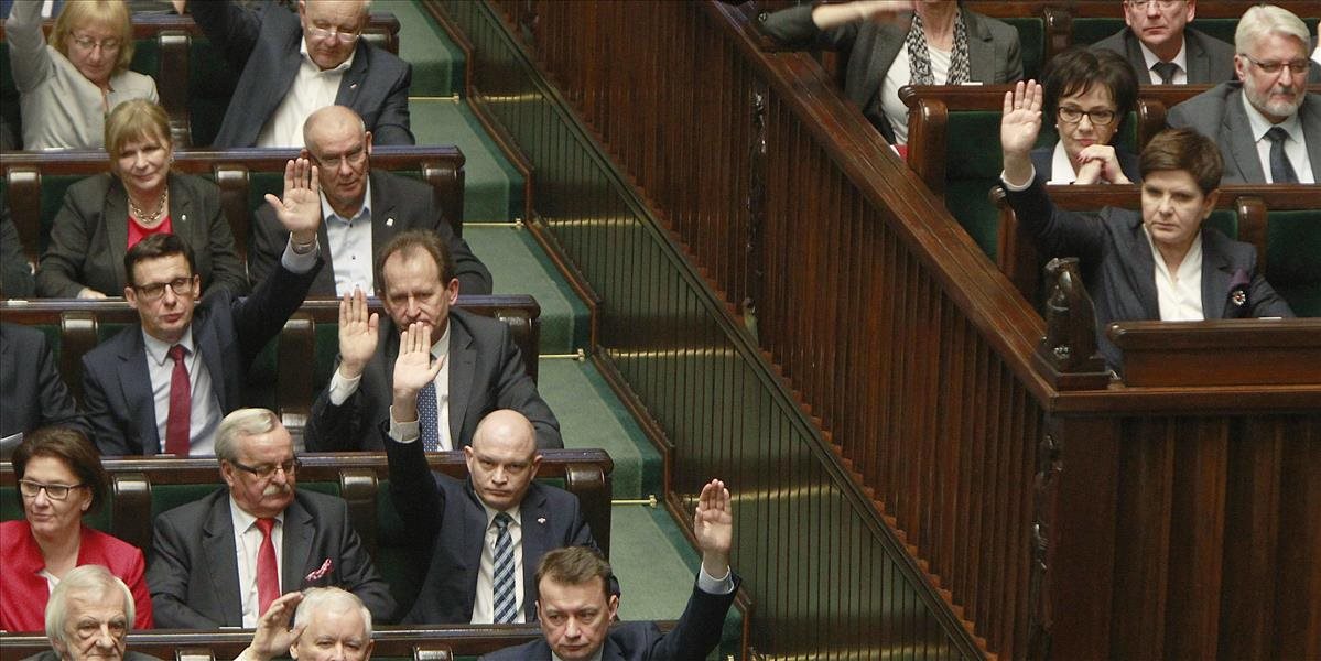 Poľský parlament prežil hlasovanie o vyjadrení nedôvery vláde Beaty Szydlovej