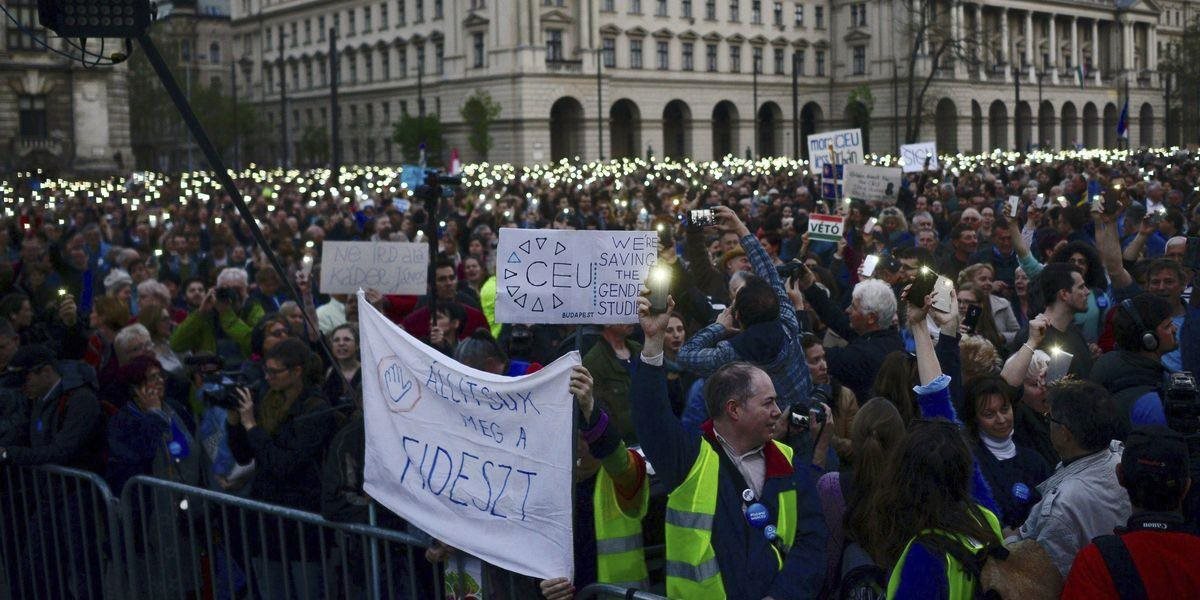 Davy ľudí v Budapeští demonštrovalo za Sorošovu univerzitu, dožadovali sa vstupu do parlamentu