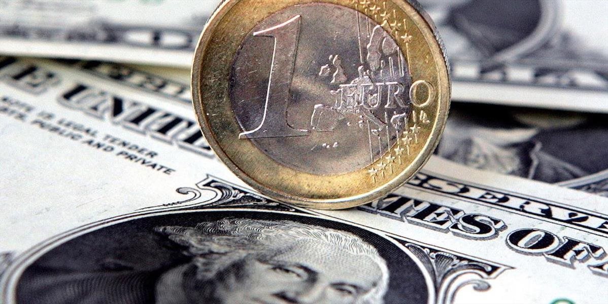 Kurz eura dnes ráno padol na mesačné minimum 1,0570 USD/EUR