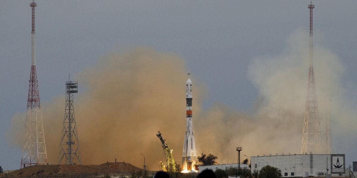 Raketa Sojuz s tromi kozmonautmi vracajúcimi sa na Zem sa odpútala od ISS