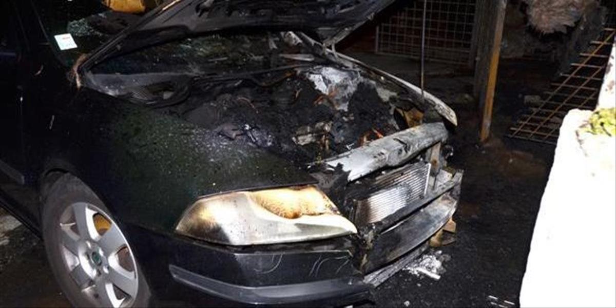 FOTO V bratislavskom Ružinove v noci horeli autá, plamene pohltili tri vozidlá