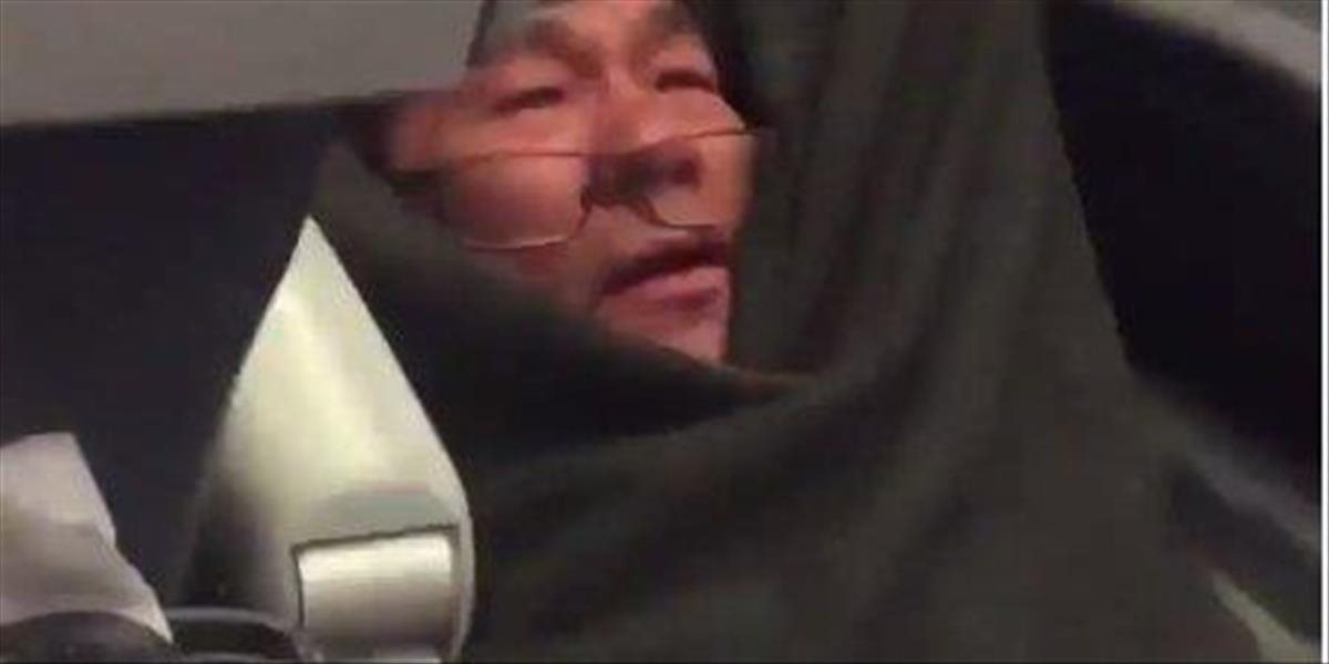 VIDEO Muža ázijského pôvodu brutálnym spôsobom vyviedli z lietadla, spoločnosť vinia z rasizmu