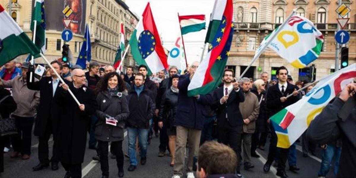 Demonštrácie v Budapešti pokračujú, nahnevaní Maďari sa opäť spojili pred parlamentom