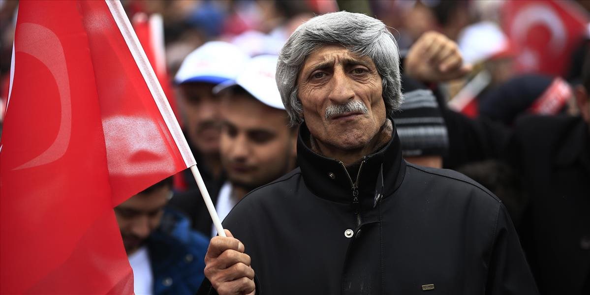 Oponenti zmien v tureckej ústave čelia pred referendom prekážkam v kampani