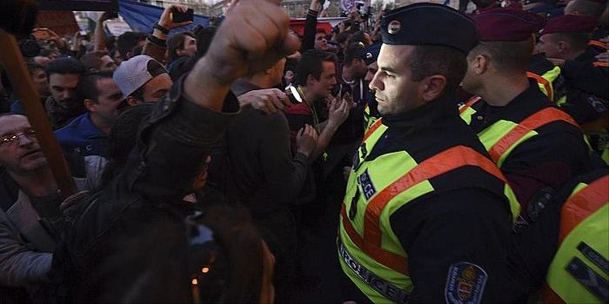V Maďarsku dvoch demonštrantov postavili pred súd, poškodili uniformy policajtov