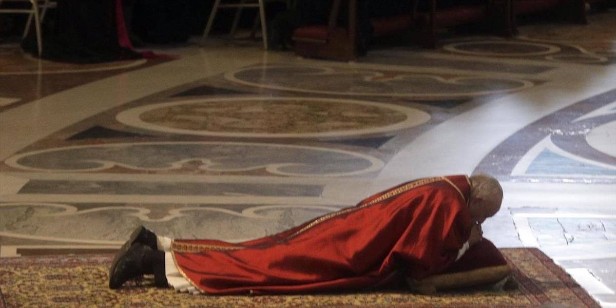 Pápež sa modlil poležiačky uprostred Baziliky sv. Petra