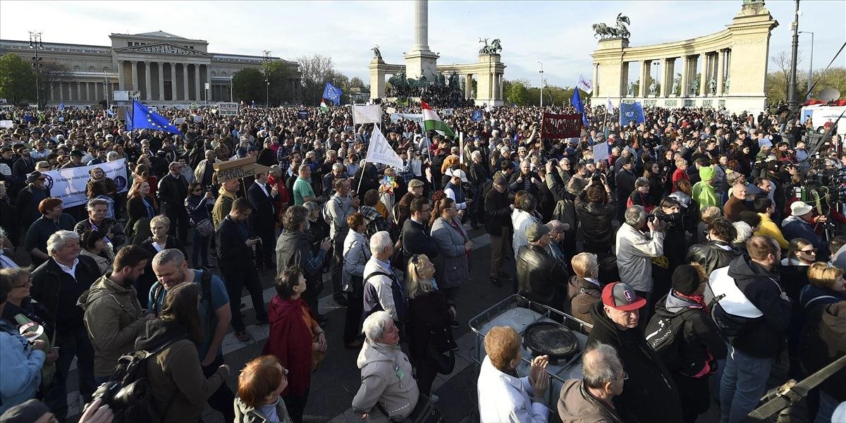 Séria protivládnych protestov pokračuje: V Budapešti sa zhromaždili tisíce ľudí