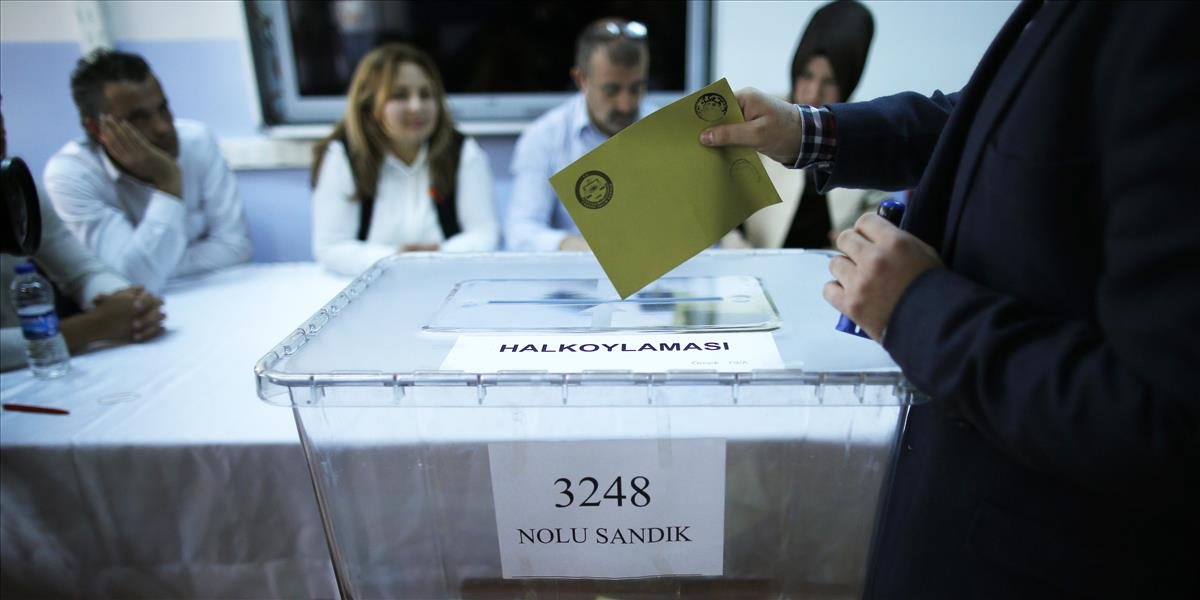 V Turecko sa začalo referendum o zavedení prezidentského systému