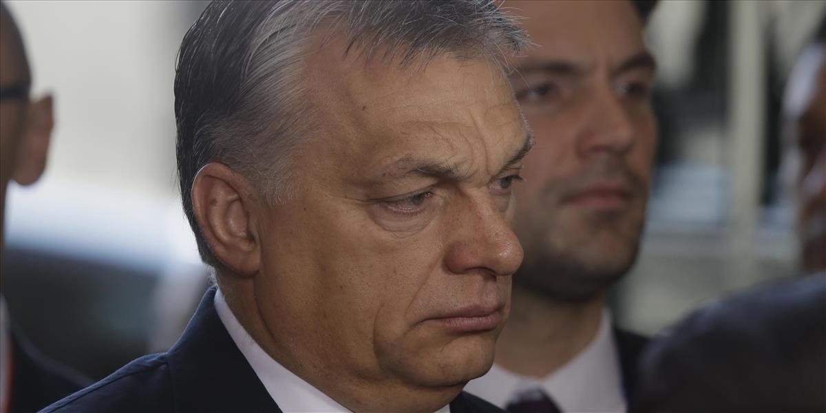 Opozičná politička vylepila transparenty demonštrácie na Orbánov plot