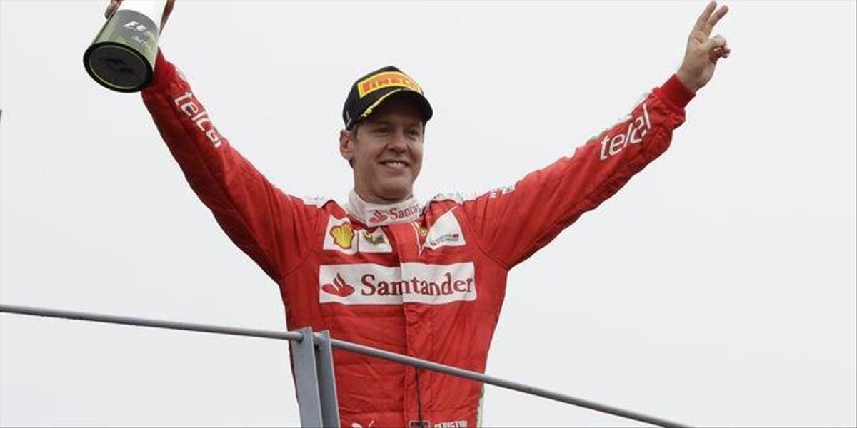 F1: Vettel triumfoval v Bahrajne pred penalizovaným Hamiltonom