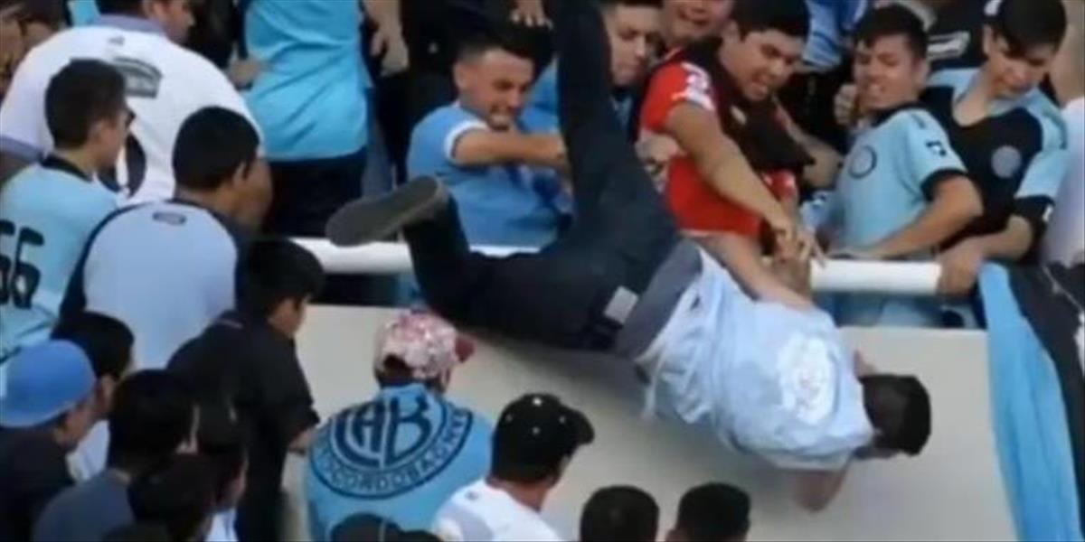 VIDEO Argentínsky fanúšik zostal po páde z tribúny klinicky mŕtvy