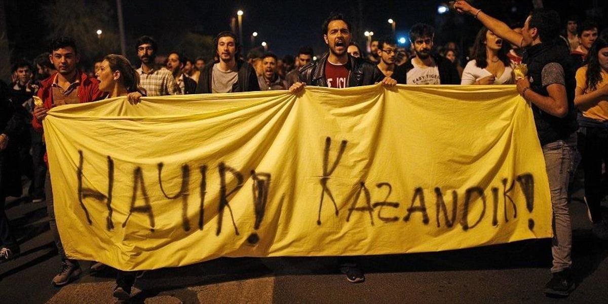 FOTO V Turecku vyšli do ulíc odporcovia ústavných zmien, nesúhlasia s posilnením moci hlavy štátu