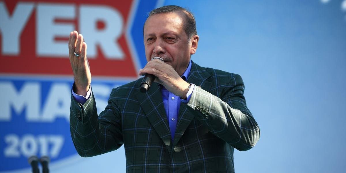 Turecký prezident kritizuje medzinárodných pozorovateľov a zvažuje vypísanie ďalšieho referenda