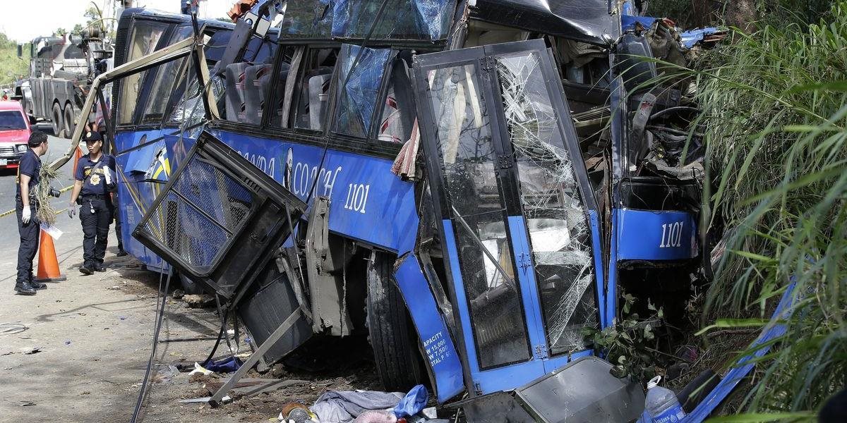Pri tragickej nehode autobusu v Manile zahynulo najmenej 24 ľudí