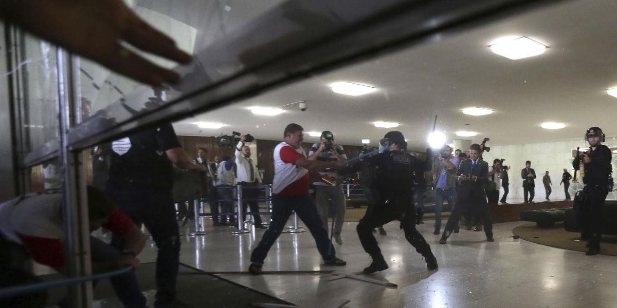 V Brazílii došlo k ostrým stretom, protestujúci policajti sa pokúsili dostať do budovy Národného kongresu