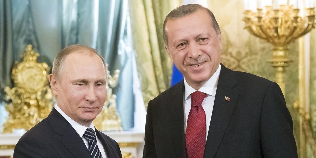 Putin zagratuloval Erdoganovi k úspešnému referendu, ktorým si posilnil svoje právomoci
