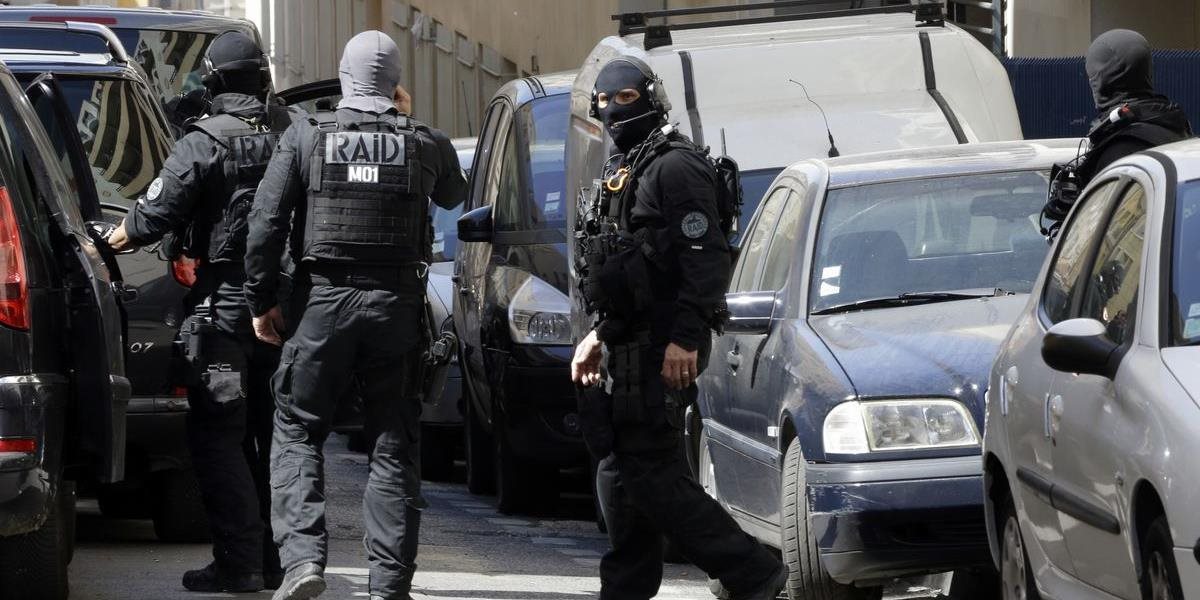 Francúzska polícia zatkla dvoch podozrivých z prípravy teroristického útoku, počas akcie našli zbrane a výbušniny