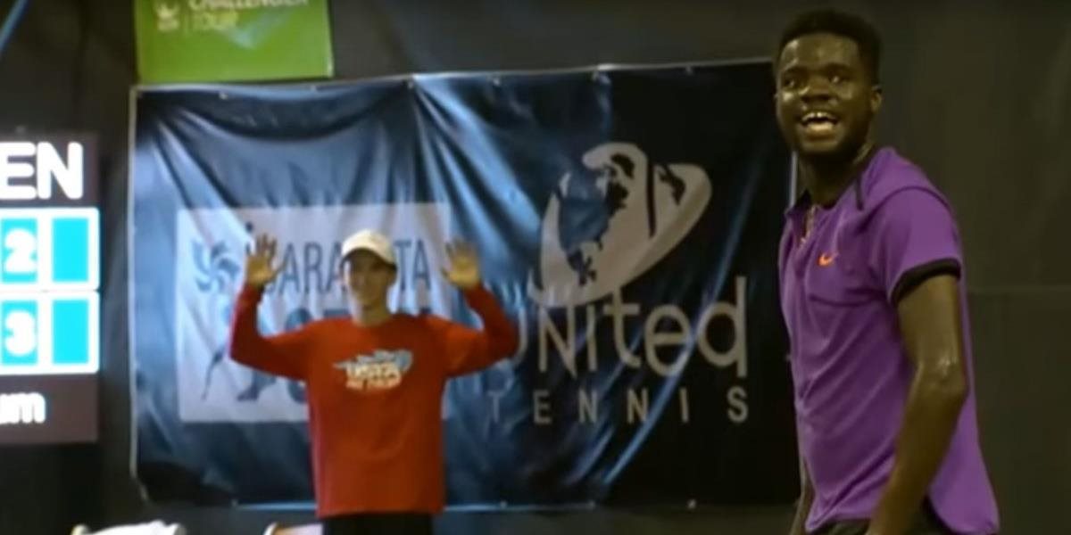 VIDEO Pre hluk náruživých milencov prerušili tenisový zápas