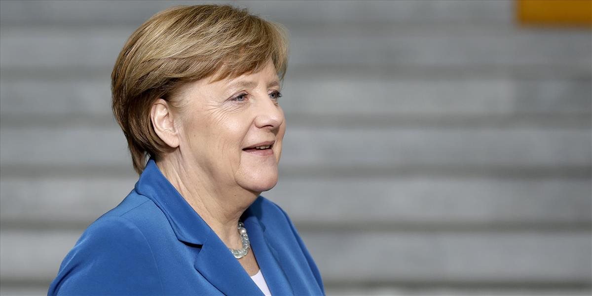 Merkelovej blok CDU-CSU si zachováva pevný náskok