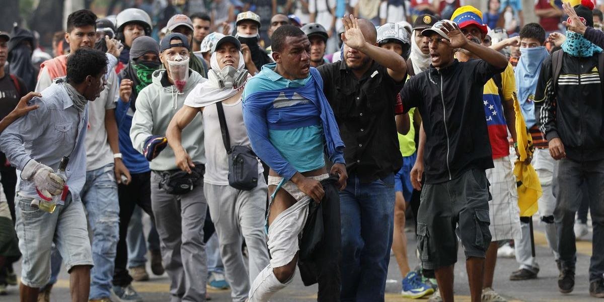 FOTO Masové demonštrácie vo Venezuele, ktoré eskalovali do výtržností si vyžiadali už tretiu obeť