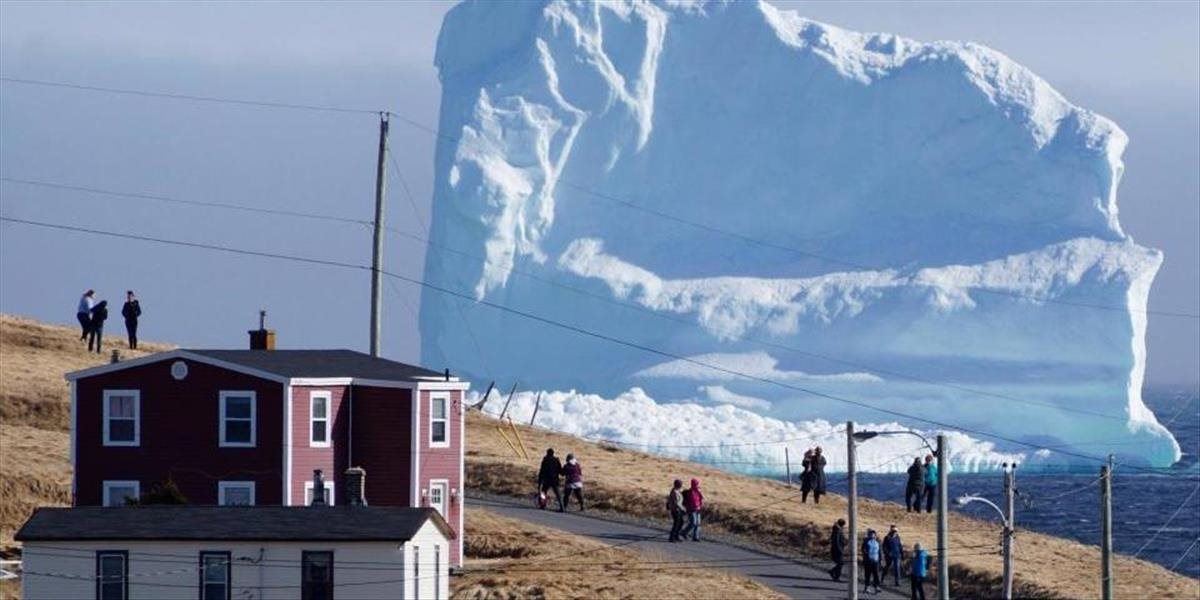 Šokujúce FOTO Kanadské mestečko zatienila ľadová hora, ktorá priplávala z Arktídy