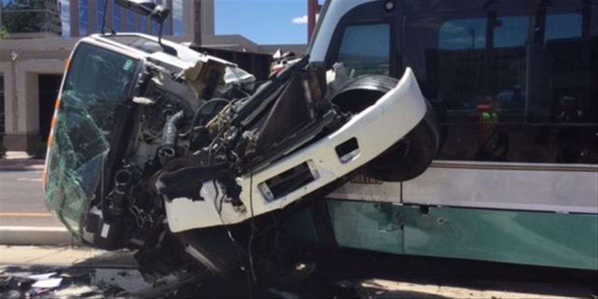 Po kolízii vlaku s nákladným autom na priecestí v Nemecku je zranených 14 ľudí