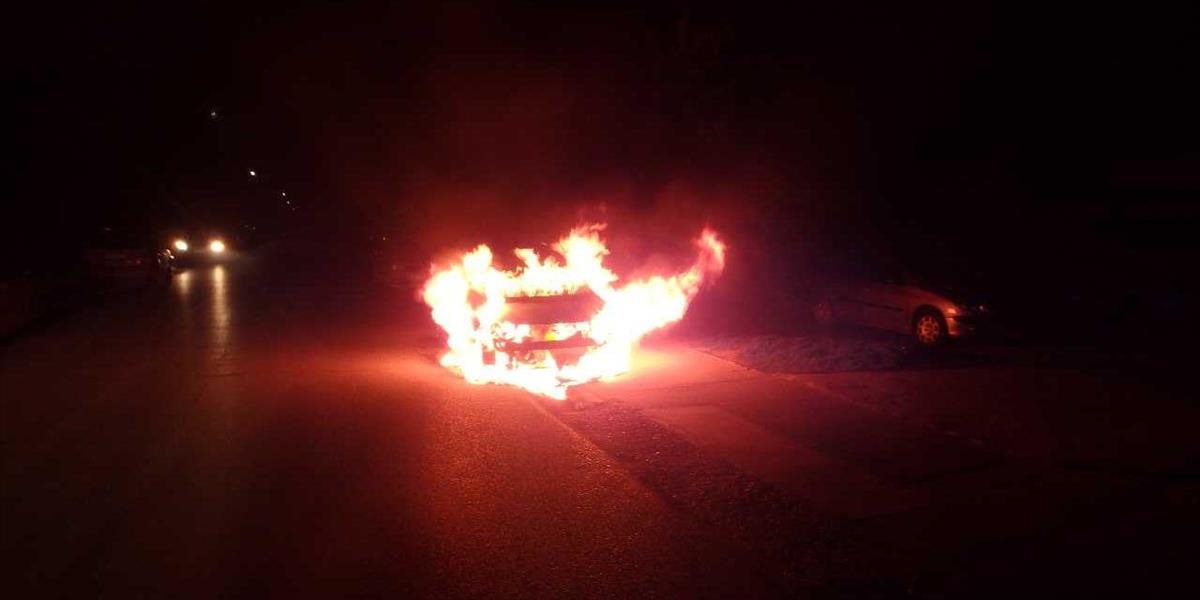 FOTO Auto v Šamoríne zachvátili plamene, zhorelo do tla