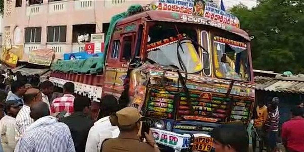 V Indii nákladné auto narazilo do davu a zabilo 20 ľudí
